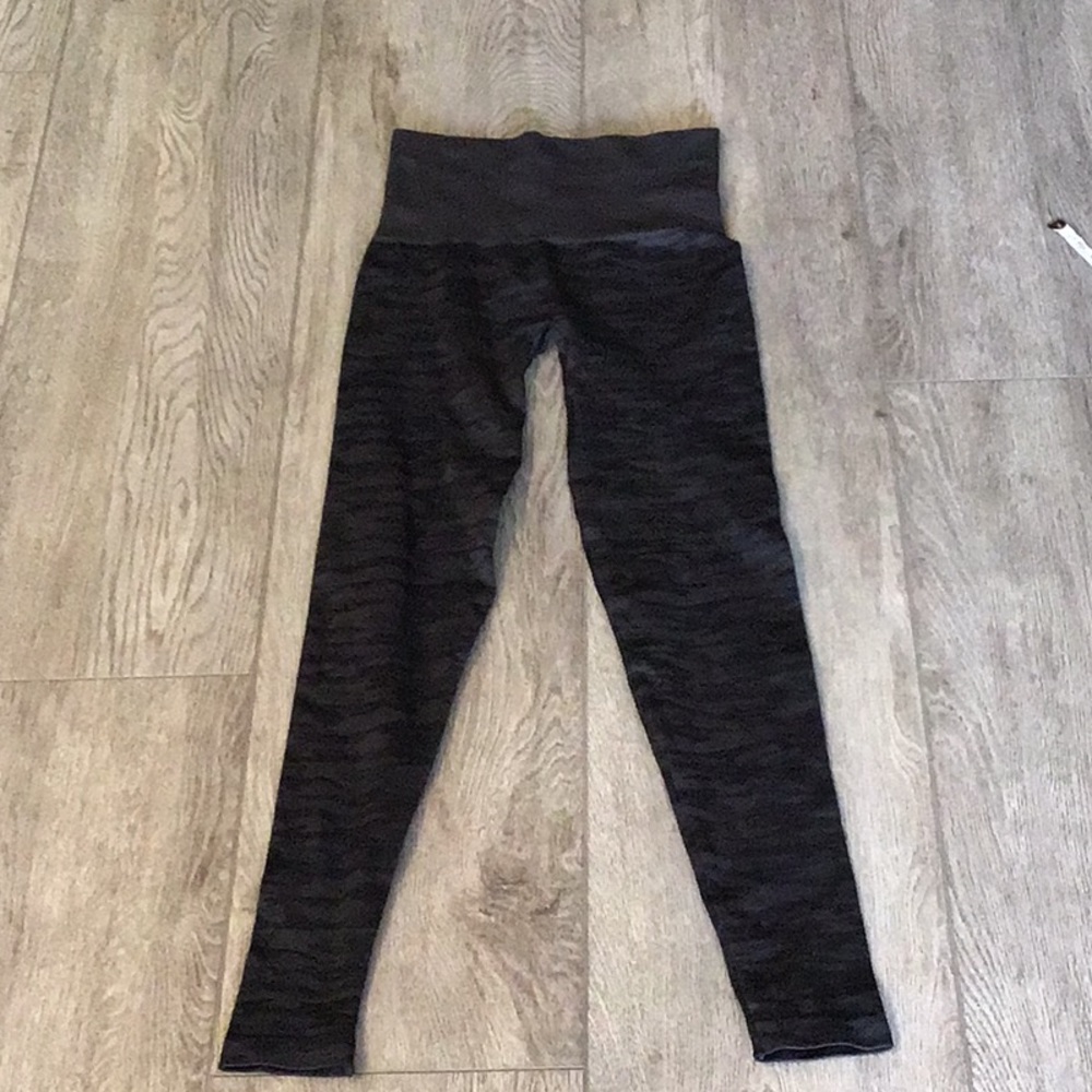 ASSETS by Sara Blakey camo legging  EUC SZ S